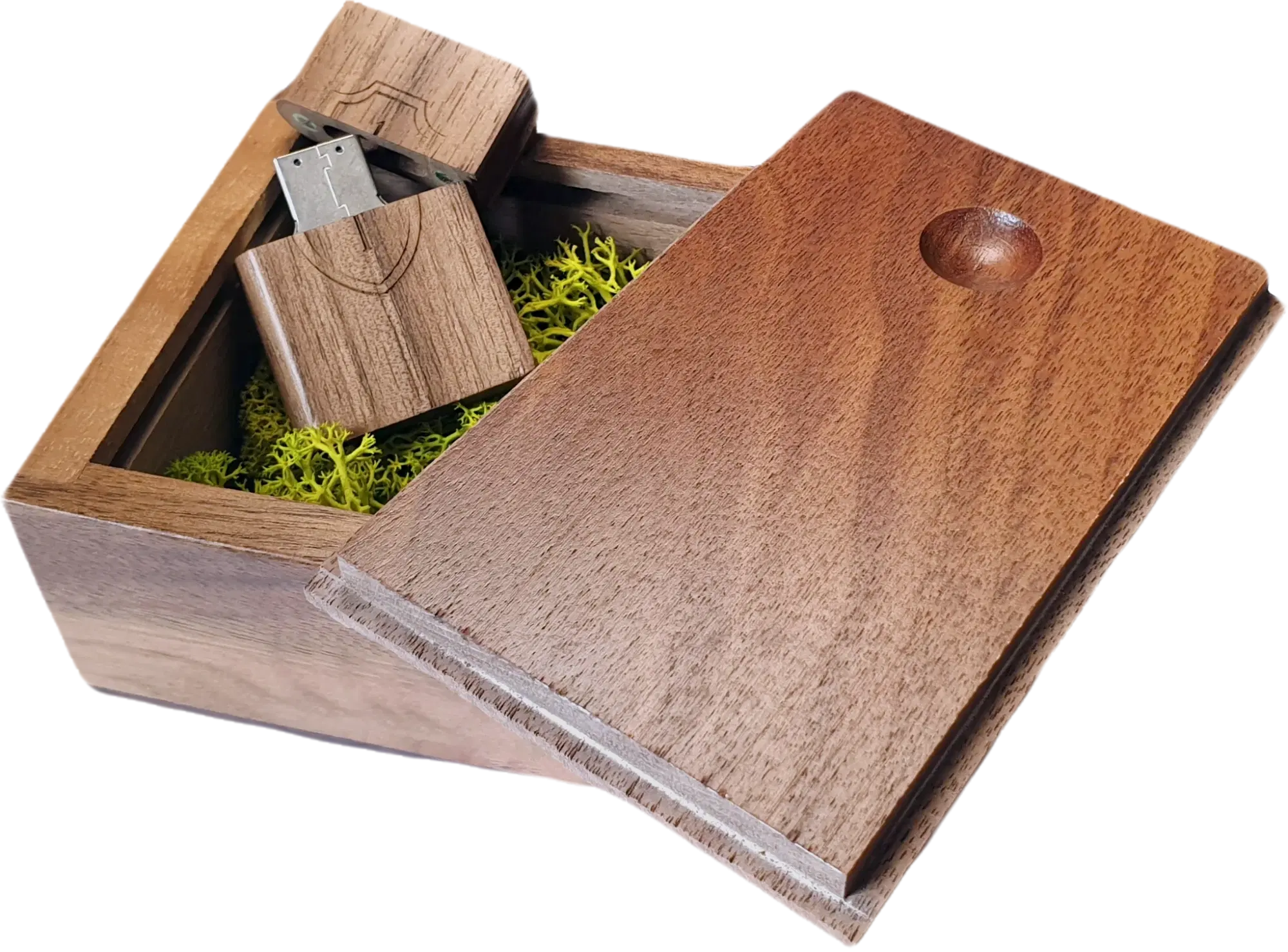 Hochwertige Holz-Hörbuchbox mit Moos-Einlage. Die Box enthält einen edlen Holz-USB-Stick in Buchform, der geöffnet werden kann, um den Anschluss freizulegen.