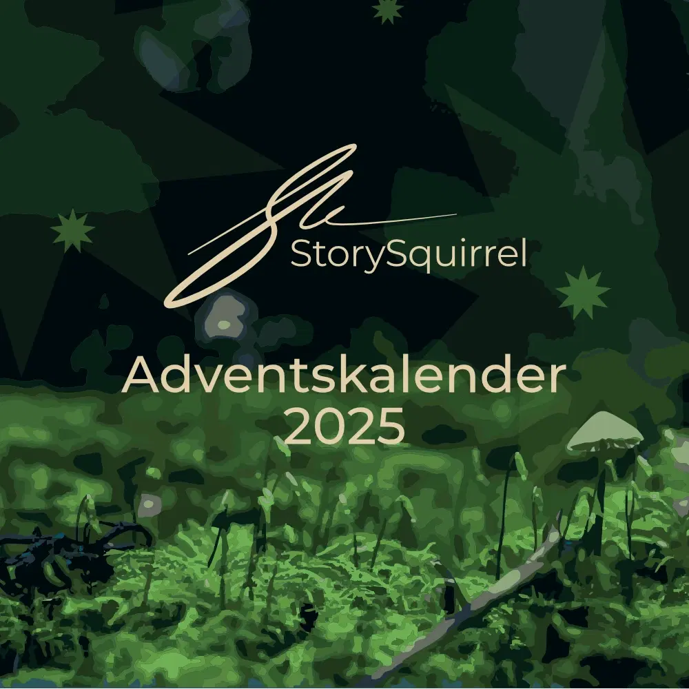 Cover des StorySquirrel Adventskalenders 2025 mit moosgrünem Waldboden, Pilzen und stilisierten Sternen im Hintergrund.